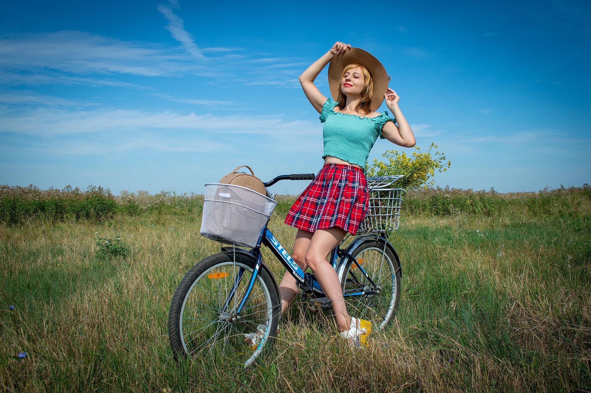 Vårklänning kvinna på cykel